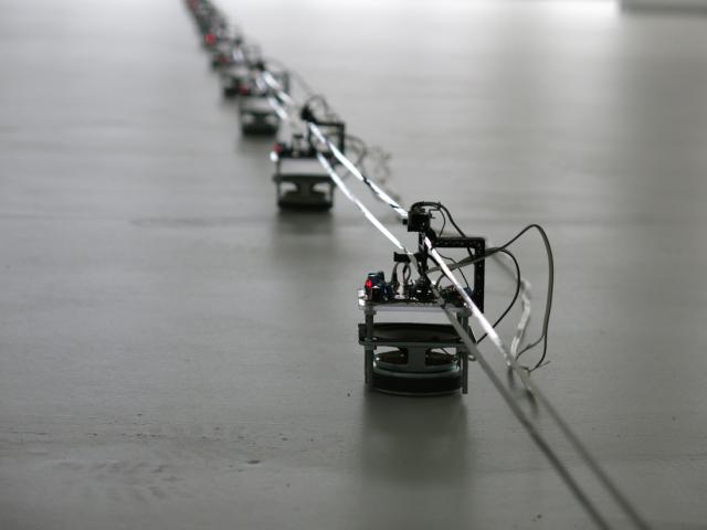Dopravník: magnetofonový pásek, reproduktory, motor, elektronika, 110 x 70 x 70 mm/variabilní rozměry  2015, foto: archiv autora