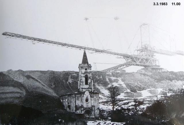 Zasypávání kostela v Radověsicích, 1983
